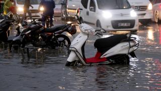 Muğla'yı sağanak vurdu, caddeler göle döndü