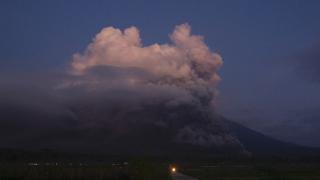 Endonezya'da Semeru Yanardağı lav püskürttü