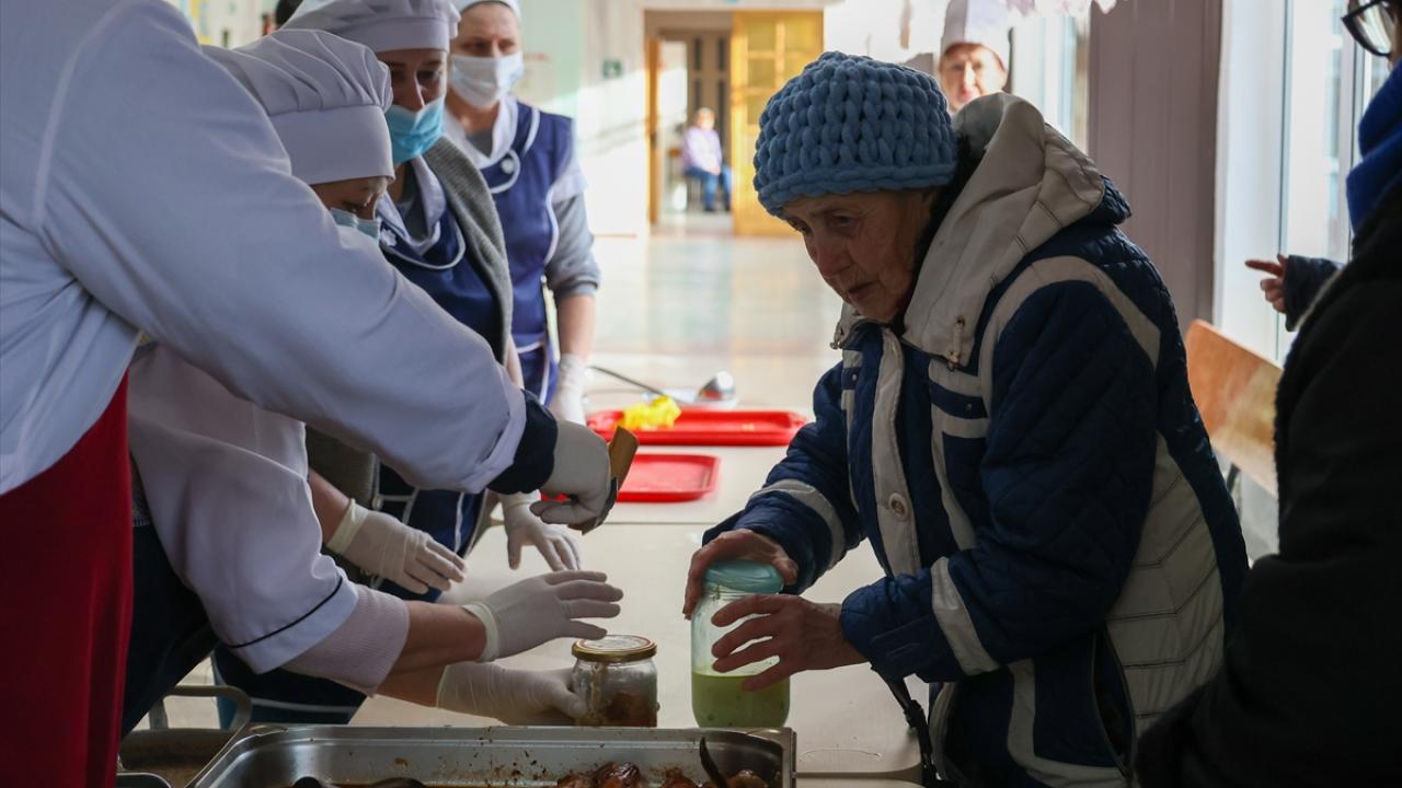 Ukrayna'da ihtiyaç sahipleri için sıcak yemek noktaları açıldı