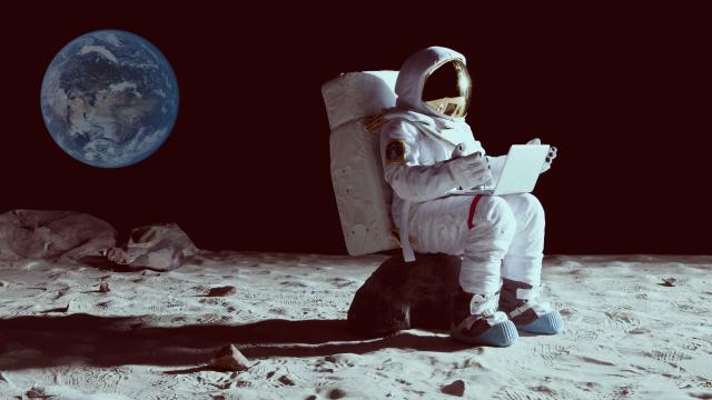 Artemis 2 Astronotları Ay'ın Renkli Yüzeyini Gözlemledi
