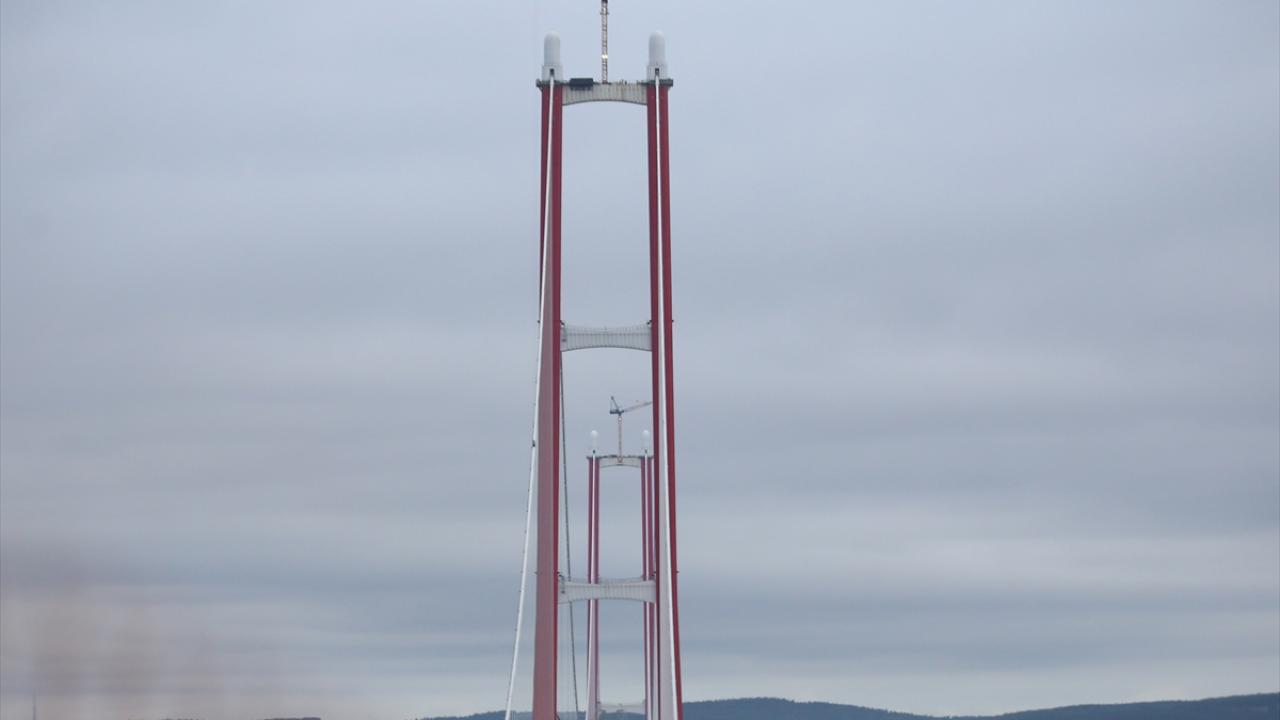 1915 Çanakkale Köprüsü'nün kulelerine top mermisi figürleri yerleştirildi