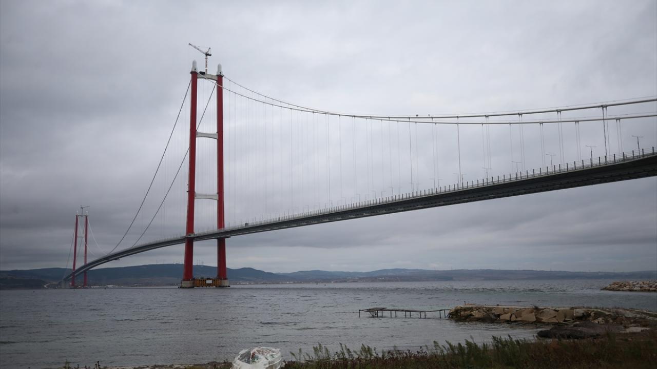 1915 Çanakkale Köprüsü'nün kulelerine top mermisi figürleri yerleştirildi