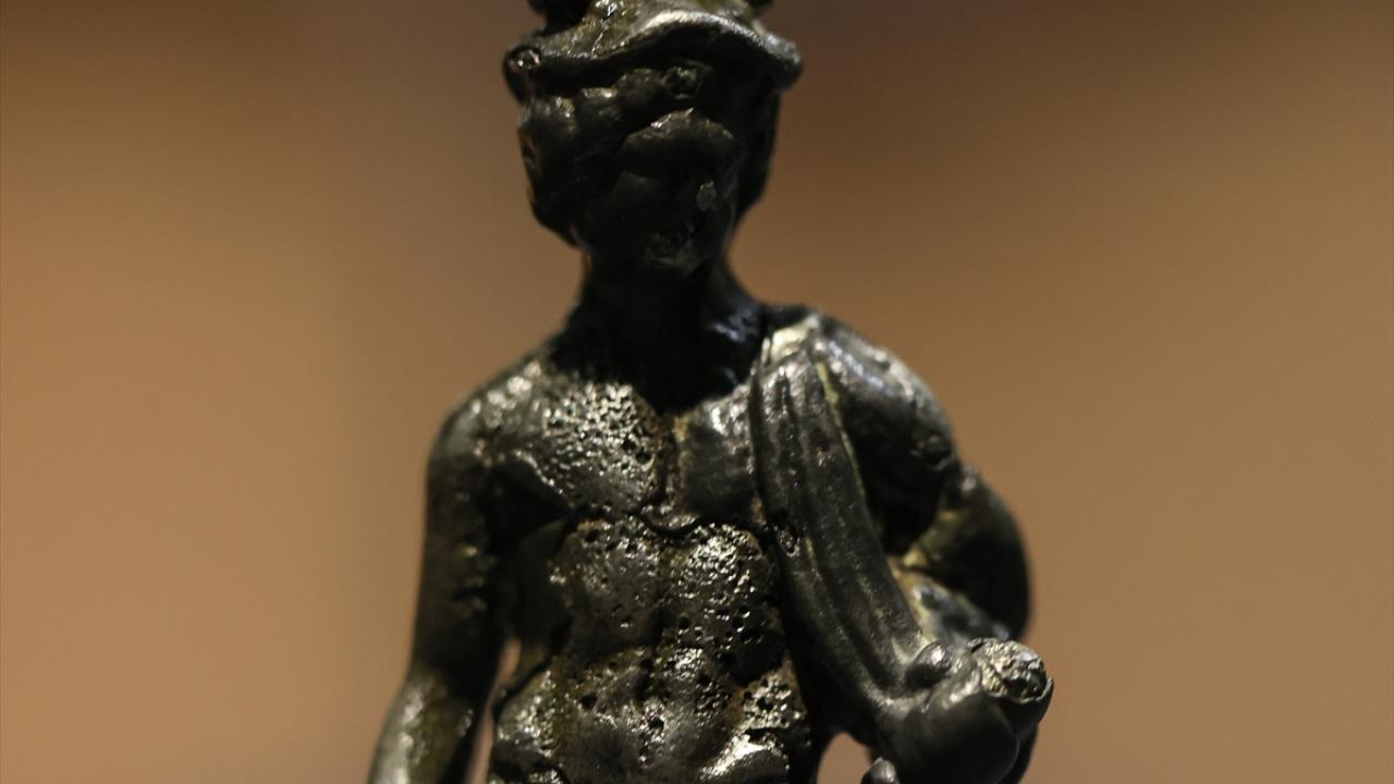 Kapıda bekleyen ziyaretçiler oldu