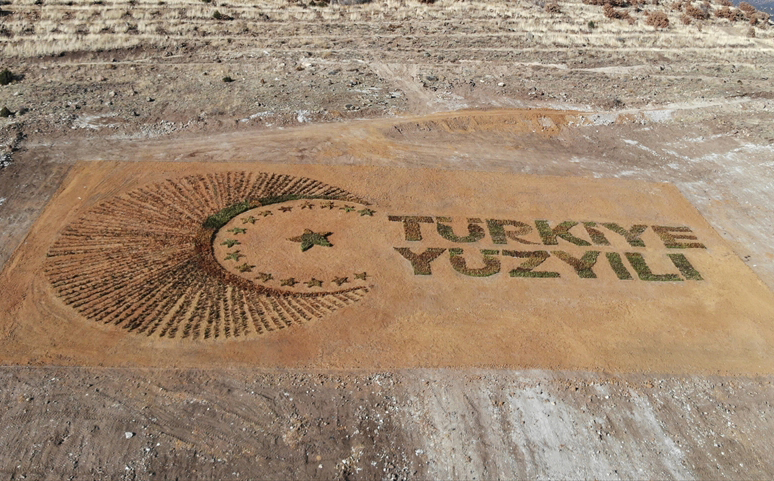 "Gökyüzünden ve yoldan Türkiye Yüzyılı yazısı ile hilal ve yıldızlar net şekilde görünmektedir"