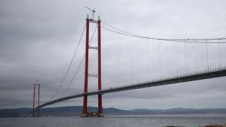 1915 Çanakkale Köprüsü'nün kulelerine top mermisi figürleri yerleştirildi