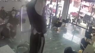 Tavan çöktü, kuaförün ortasına düştü