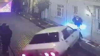 Otomobil ile duvar arasında kalmaktan kıl payı kurtuldu