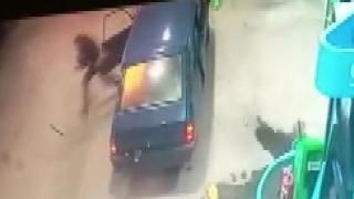 Yakıt aldığı otomobili böyle patladı