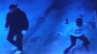 Balkona tırmandı, eşofmanı çalıp kaçtı