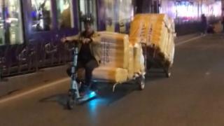 'Scooter'a çek çek bağlayıp çuvalla eşya taşıdılar