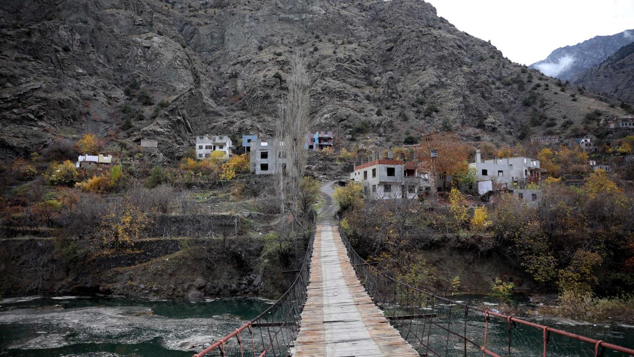 Tarihi köprü dipte kaldı