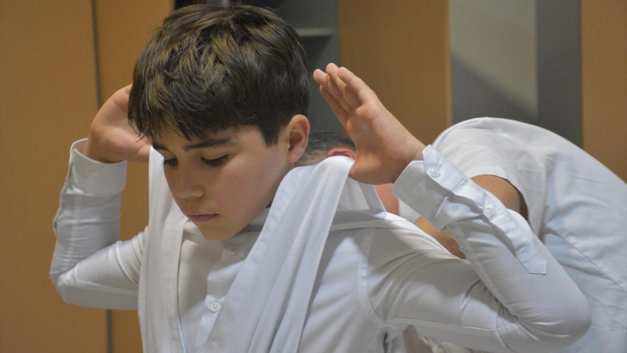 Kimi ailesinin tavsiyesiyle kimi de merak ettiği için sema öğreniyor