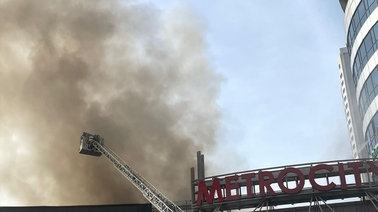 AVM`nin önündeki metro girişi kapatıldı