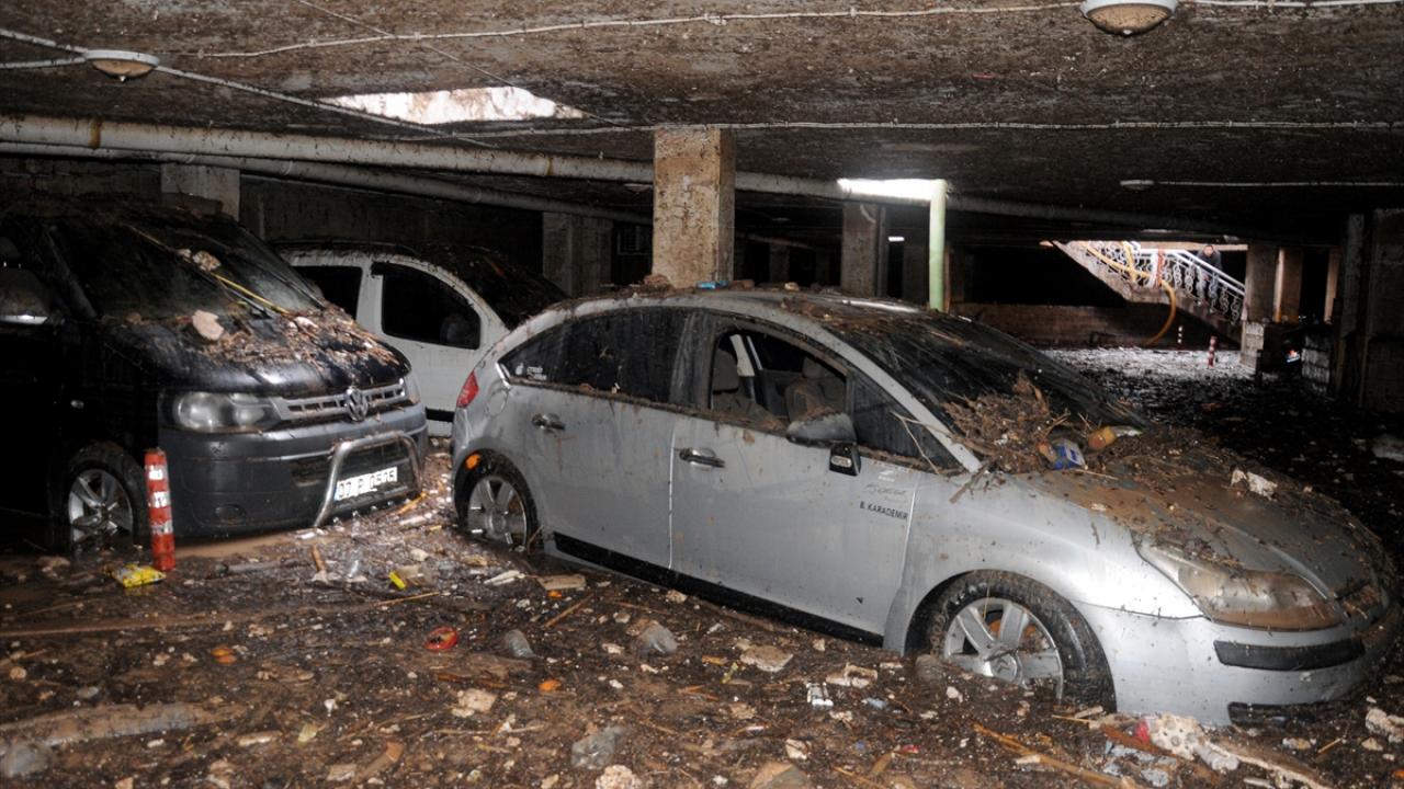 Antalya'da selden etkilenen alanlarda temizlik çalışmaları sürüyor