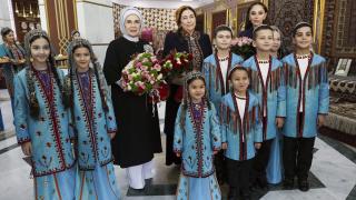 Emine Erdoğan Türkmen El Sanatları Sergisi'ni gezdi