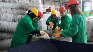 Kadınların kurduğu tesisle bir ayda 90 ton plastik atık ekonomiye kazandırıldı