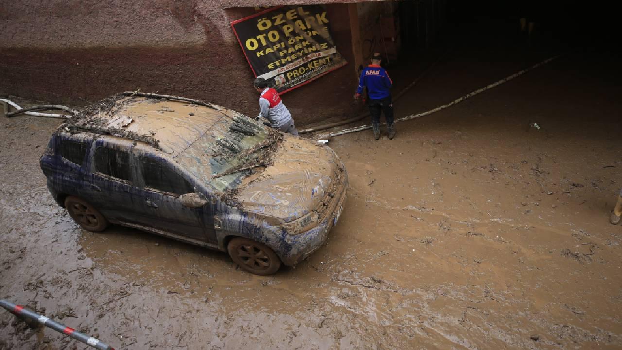 Kumluca'da sel nedeniyle otoparkta kalan araçları çıkarma çalışmaları sürdü