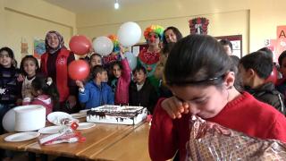 Daha önce hiç doğum gününü kutlamayan Nisanur'a ağlatan sürpriz