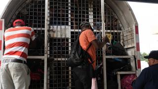 Göçmenler 'kafeslerle' sınır dışı edildi