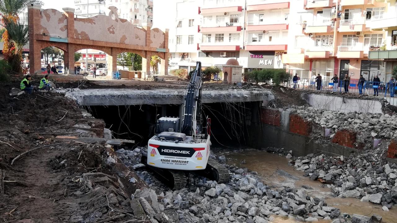 Kumluca'da sel felaketinin izleri siliniyor