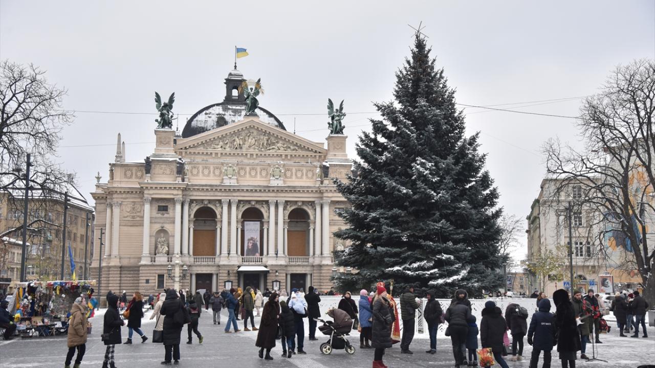 Lviv'de kurulan Noel ağacı enerji sıkıntısı nedeniyle aydınlatılamıyor
