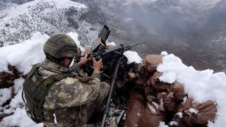 Eksi 25'te eller tetikte vatan nöbeti