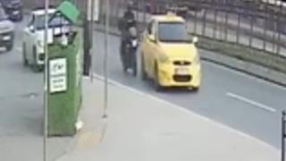 Motosiklet, ani manevra yapan taksiye çarptı