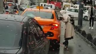 Müşteri seçen taksici kamerada