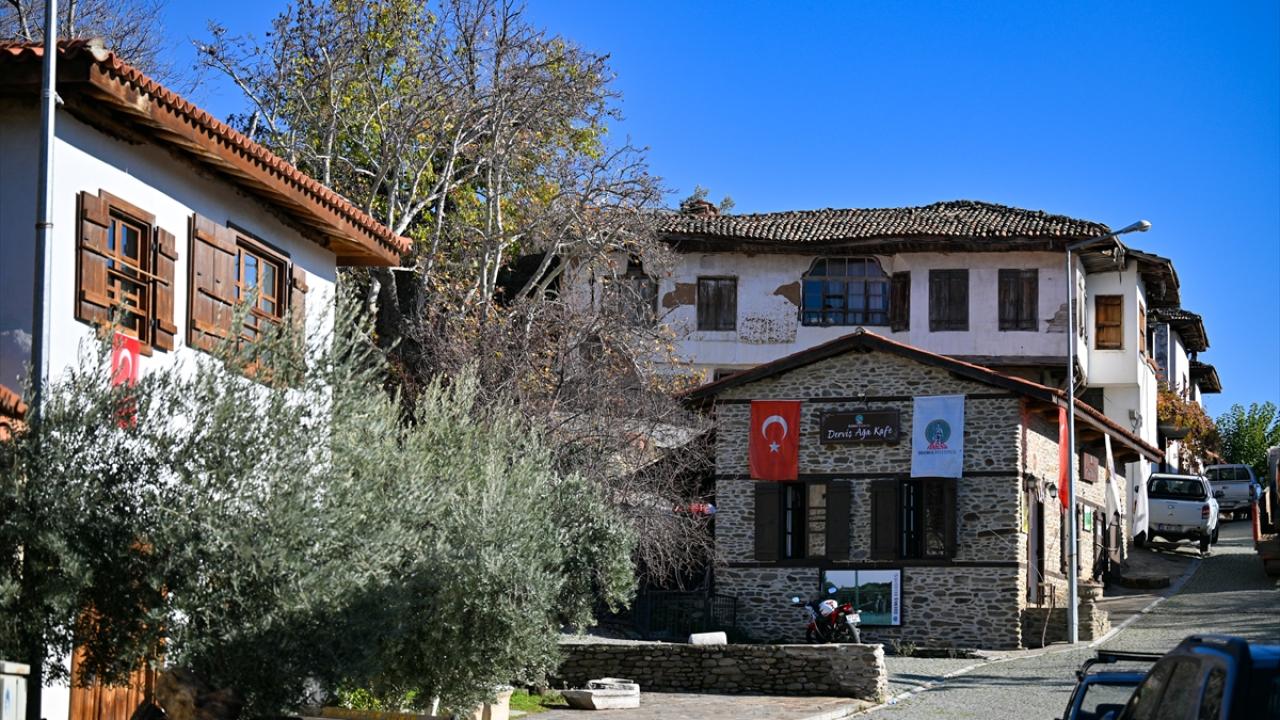 Yöre halkı sevinçli