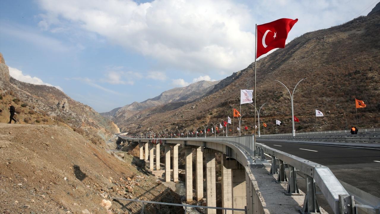 "Bitlis-Baykan arasındaki ulaşımın en sıkıntılı kısımlarından birini daha çözüyoruz"