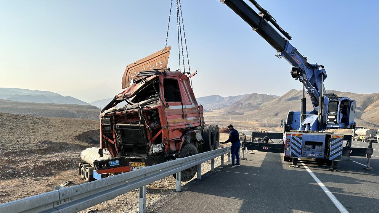 Iğdır'da devrilen yakıt tankerinin sürücüsü öldü