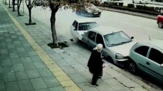 Makas atan sürücü park halindeki araçlara çarptı