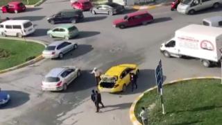 Kısa mesafeye götürülmeyince taksinin camlarını kırdı