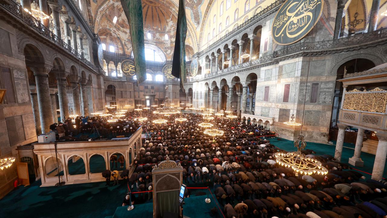 "Hepimiz ya dinde kardeşiz ya da yaratılışta eşiz"