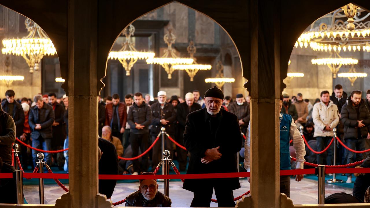 Hutbeyi İngilizce olarak tamamladı