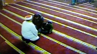 Cami imamından engelli çocuğa örnek davranış