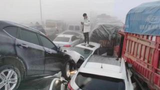 Çin'de 200 araç birbirine girdi: 1 ölü