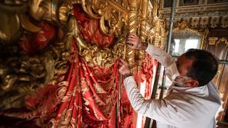 Dolmabahçe Sarayı'nın ihtişamlı perdeleri titizlikle onarılıyor