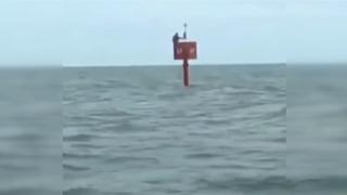 Okyanusta kaybolan balıkçı, 2 gün sonra şamandırada bulundu