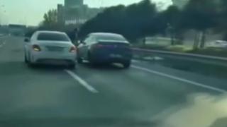 Seyir halindeki araca camdan sarkarak saldırdı