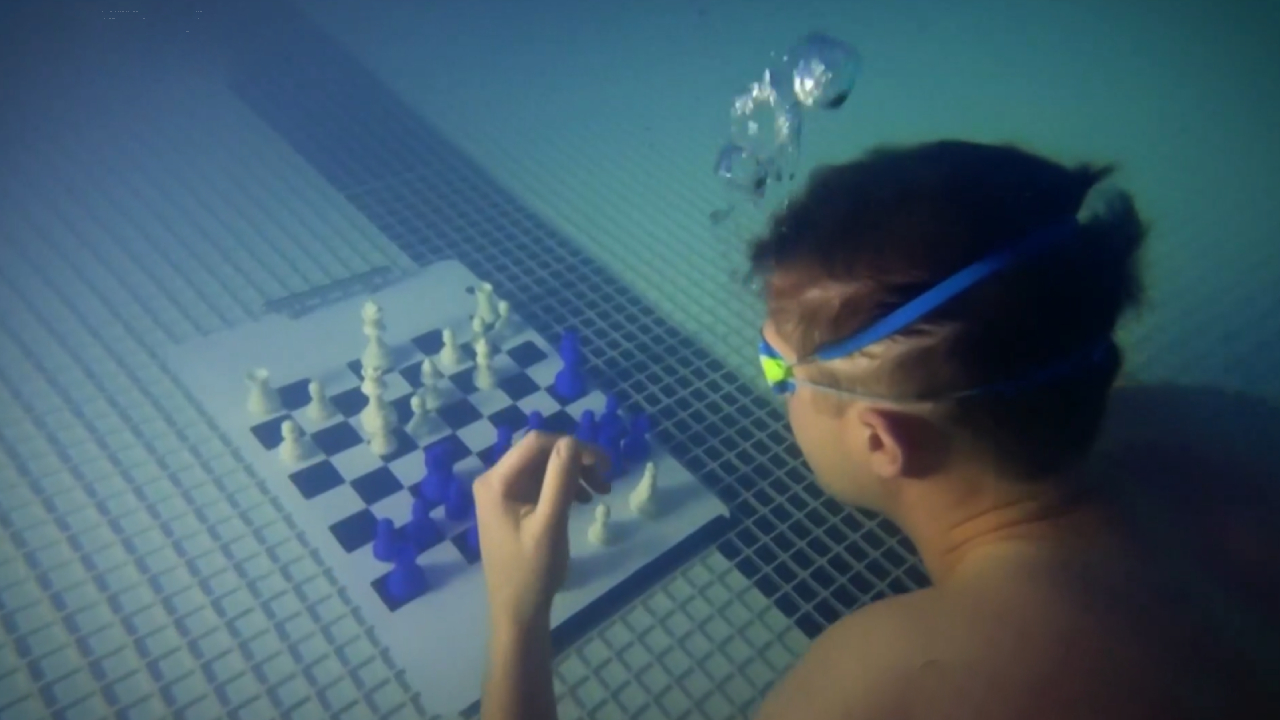 Havuzun dibinde satranç oynandı