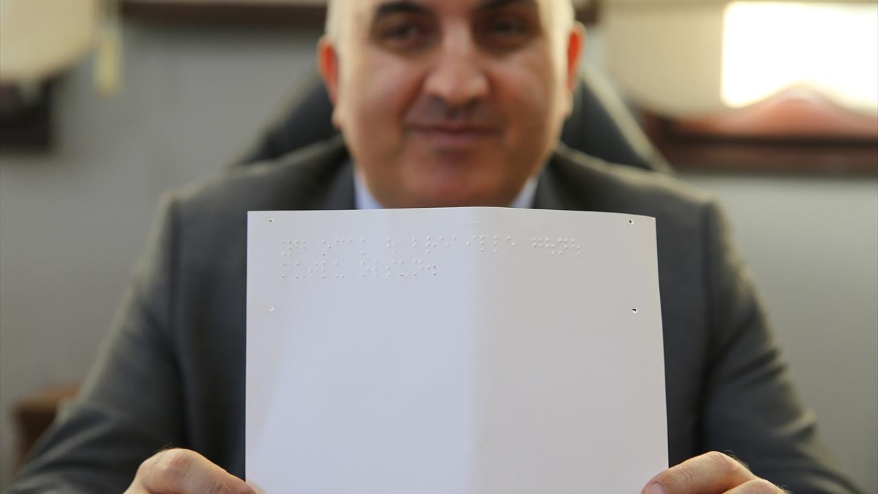 Görme engelli Eyüpsultan MEB Şube Müdürü Yılmaz, Braille alfabesinin hayatındaki önemini anlattı