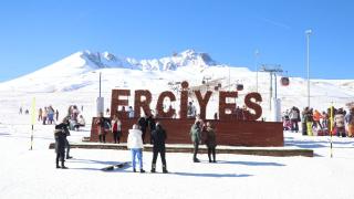 Yeni yılın ilk gününde kayakseverler Erciyes'te yoğunluk oluşturdu
