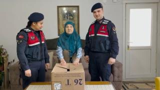 Sakaryalı nineden Mehmetçiğe çorap hediyesi