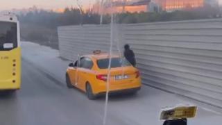 Kaldırımdan ilerleyen taksici scootera çarptı