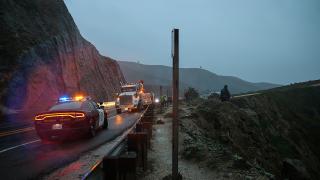 Tesla dört yolcuyla birlikte uçurumdan aşağı yuvarlandı