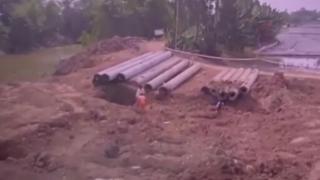 Vietnam’da 10 yaşındaki çocuk 35 metre derinlikteki sütuna düştü