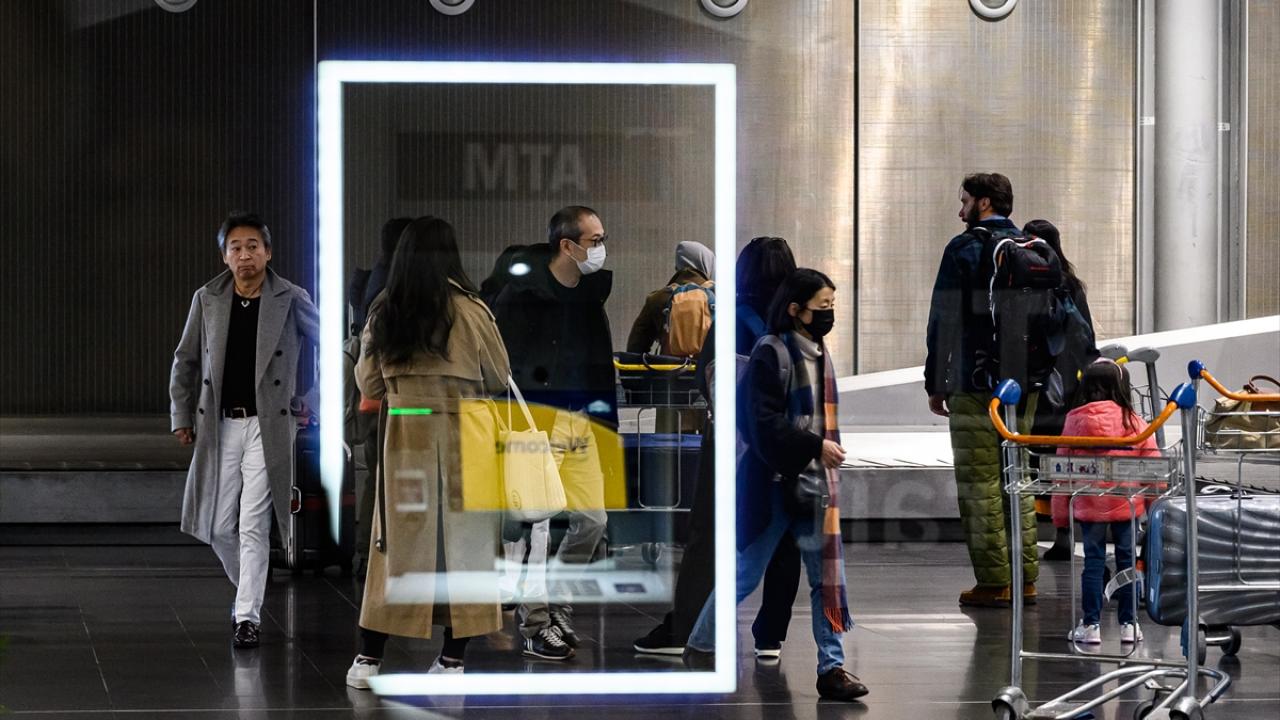 Fransa, Çin`den gelen yolcular için yeni COVID-19 tedbirlerini uygulamaya başladı