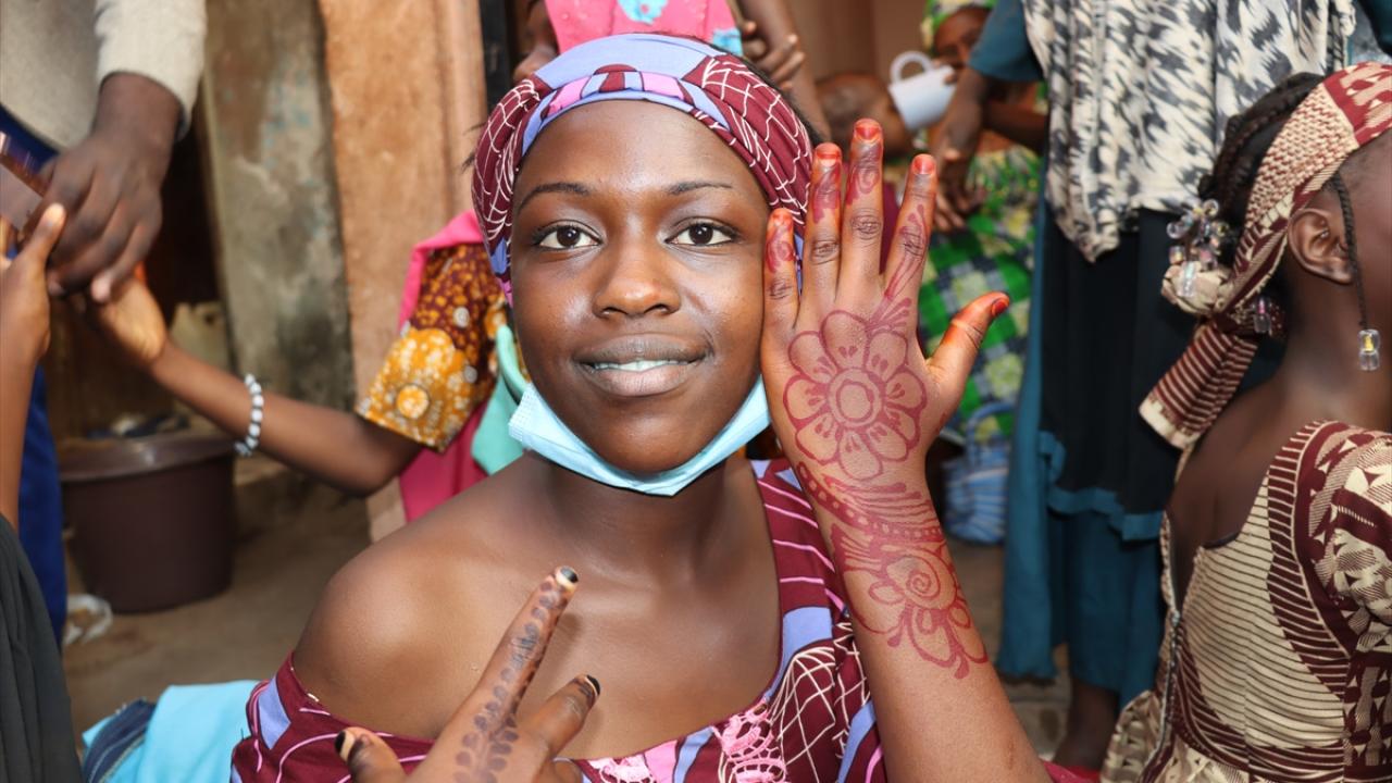 Kınanın hastalık, kötülük, nazar ve büyüden koruduğuna inanıyorlar