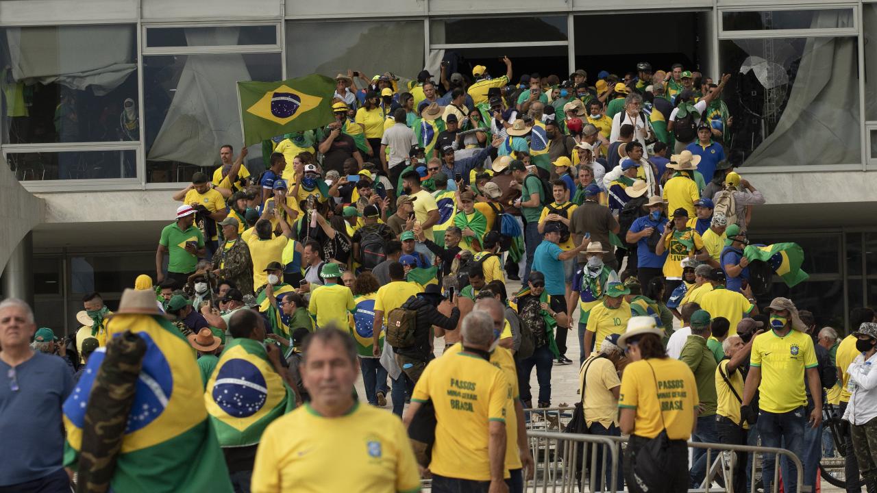 Yüzlerce Bolsonaro destekçisi Kongre binasını bastı